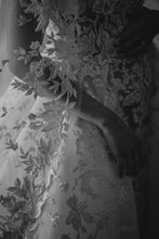 C2023-CS93 - Vestido de novia ajustado, adornado con encaje y bordado, manga corta y cola capilla desmontable