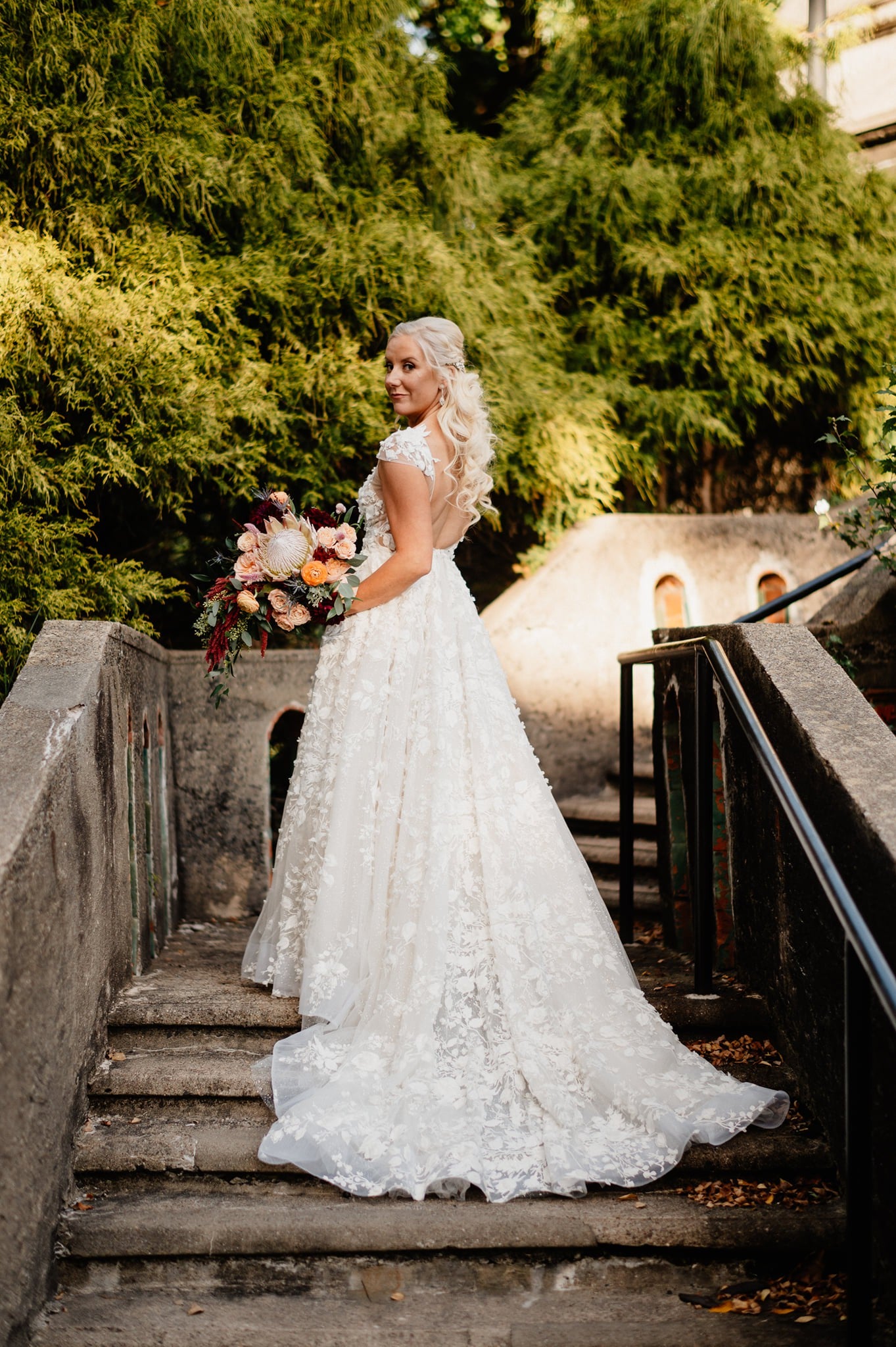 C2023-CS51A - Vestido de novia evasé con manga corta y cola capilla