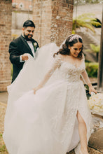 C2023-LS507P - robe de mariée trapèze à manches longues et décolleté illusion transparent avec fente.