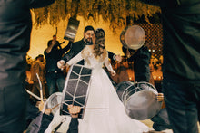 C2023-LS507P - robe de mariée trapèze à manches longues et décolleté illusion transparent avec fente.