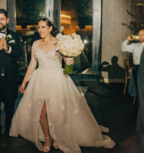 C2023-LS507P - robe de mariée trapèze à manches longues et décolleté illusion transparent avec fente.