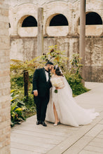 C2023-LS507P - robe de mariée trapèze à manches longues et décolleté illusion transparent avec fente.