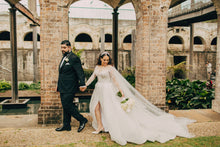 C2023-LS507P - robe de mariée trapèze à manches longues et décolleté illusion transparent avec fente.