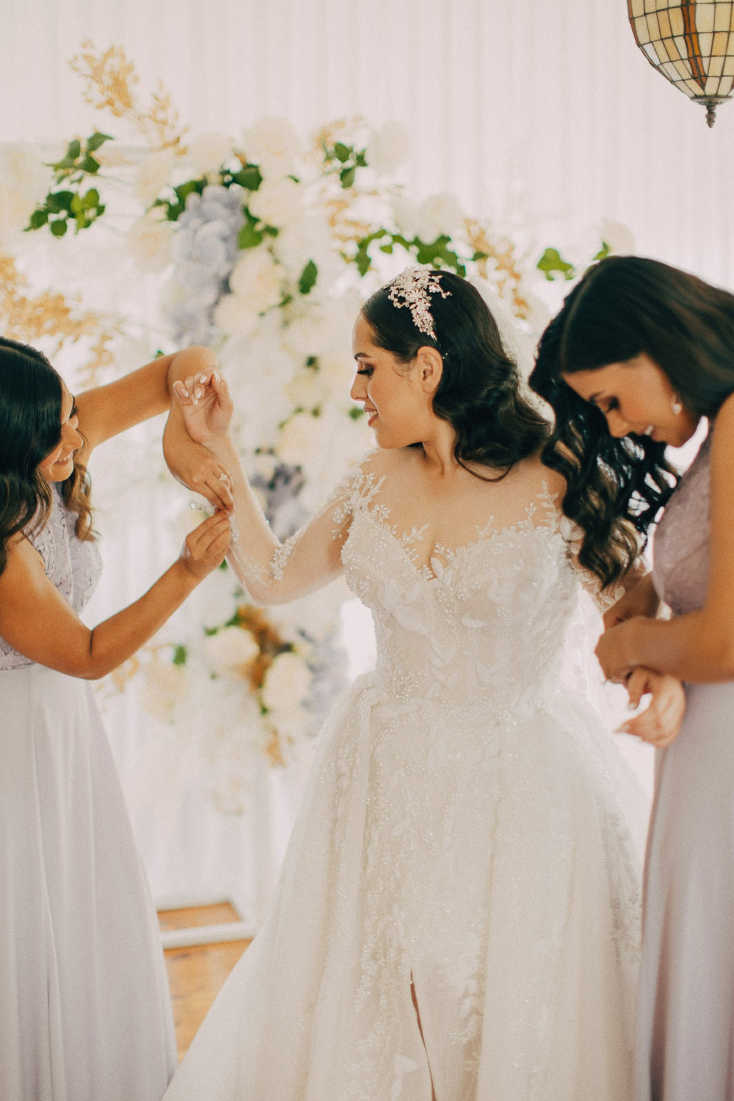 C2023-LS507P - robe de mariée trapèze à manches longues et décolleté illusion transparent avec fente.