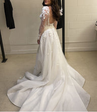 C2023-LS16K - Robe de mariée transparente à manches longues et col ouvert avec fente latérale et traîne