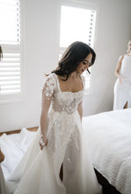 C2023-LS16K - Robe de mariée transparente à manches longues et col ouvert avec fente latérale et traîne