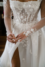 C2023-LS16K - Robe de mariée transparente à manches longues et col ouvert avec fente latérale et traîne