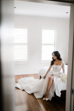 C2023-LS16K - Robe de mariée transparente à manches longues et col ouvert avec fente latérale et traîne