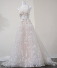 C2023-HA49V - Robe de mariée coupe trapèze sans manches et col en V, ornée en 3D