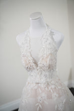 C2023-HA49V - Robe de mariée coupe trapèze sans manches et col en V, ornée en 3D