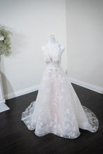 C2023-HA49V - Robe de mariée coupe trapèze sans manches et col en V, ornée en 3D