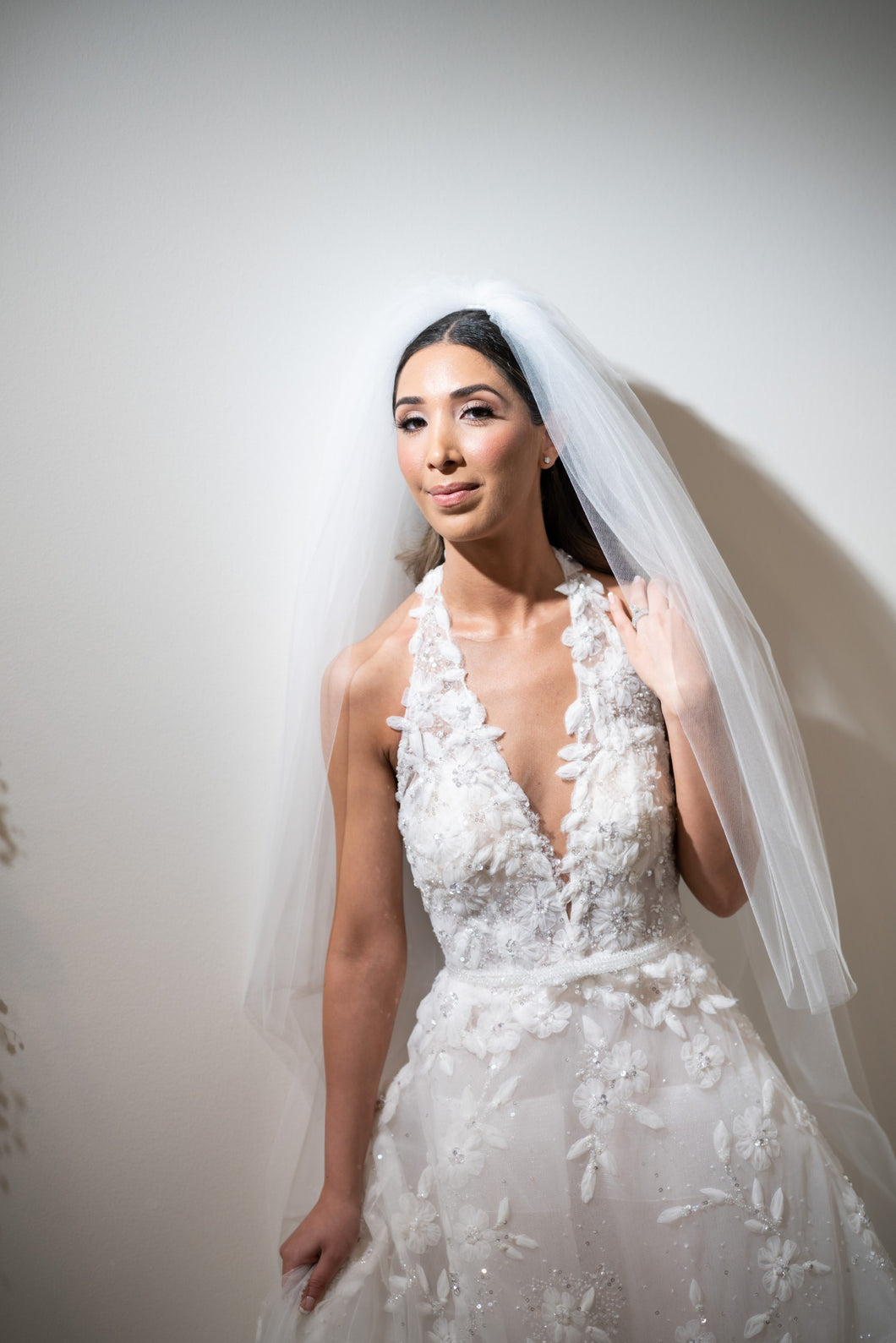 C2023-HA49V - Robe de mariée coupe trapèze sans manches et col en V, ornée en 3D