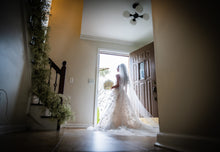 C2023-HA49V - Robe de mariée coupe trapèze sans manches et col en V, ornée en 3D