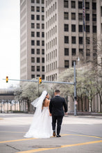 C2023-HA49V - Robe de mariée coupe trapèze sans manches et col en V, ornée en 3D