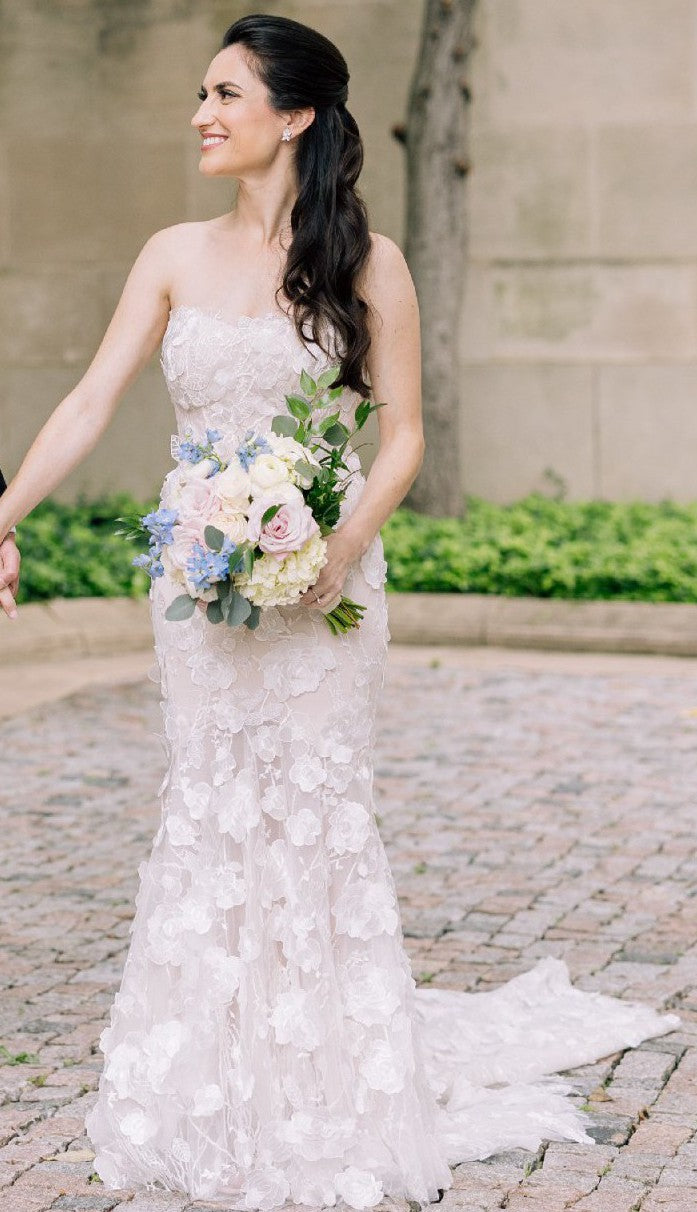 C2023-SF35a - Vestido de novia bordado con motivo floral en 3D sin tirantes