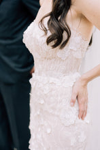 C2023-SF35a - Vestido de novia bordado con motivo floral en 3D sin tirantes