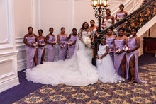 C2022-SLS69: vestido de novia de talla grande, entallado y con vuelo, con pedrería, escote ilusión transparente, mangas largas y adornos brillantes