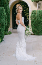 C2023-FF24 - vestido de novia sin tirantes con vuelo y encaje y volantes