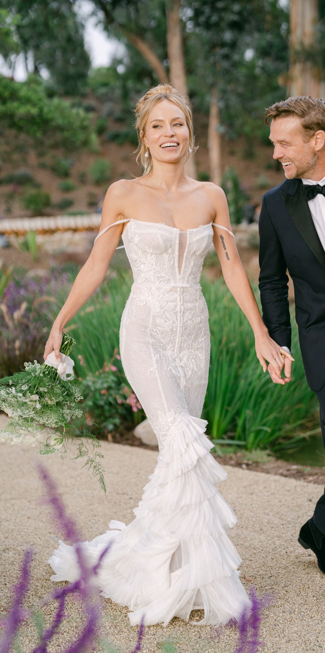 C2023-FF24 - vestido de novia sin tirantes con vuelo y encaje y volantes