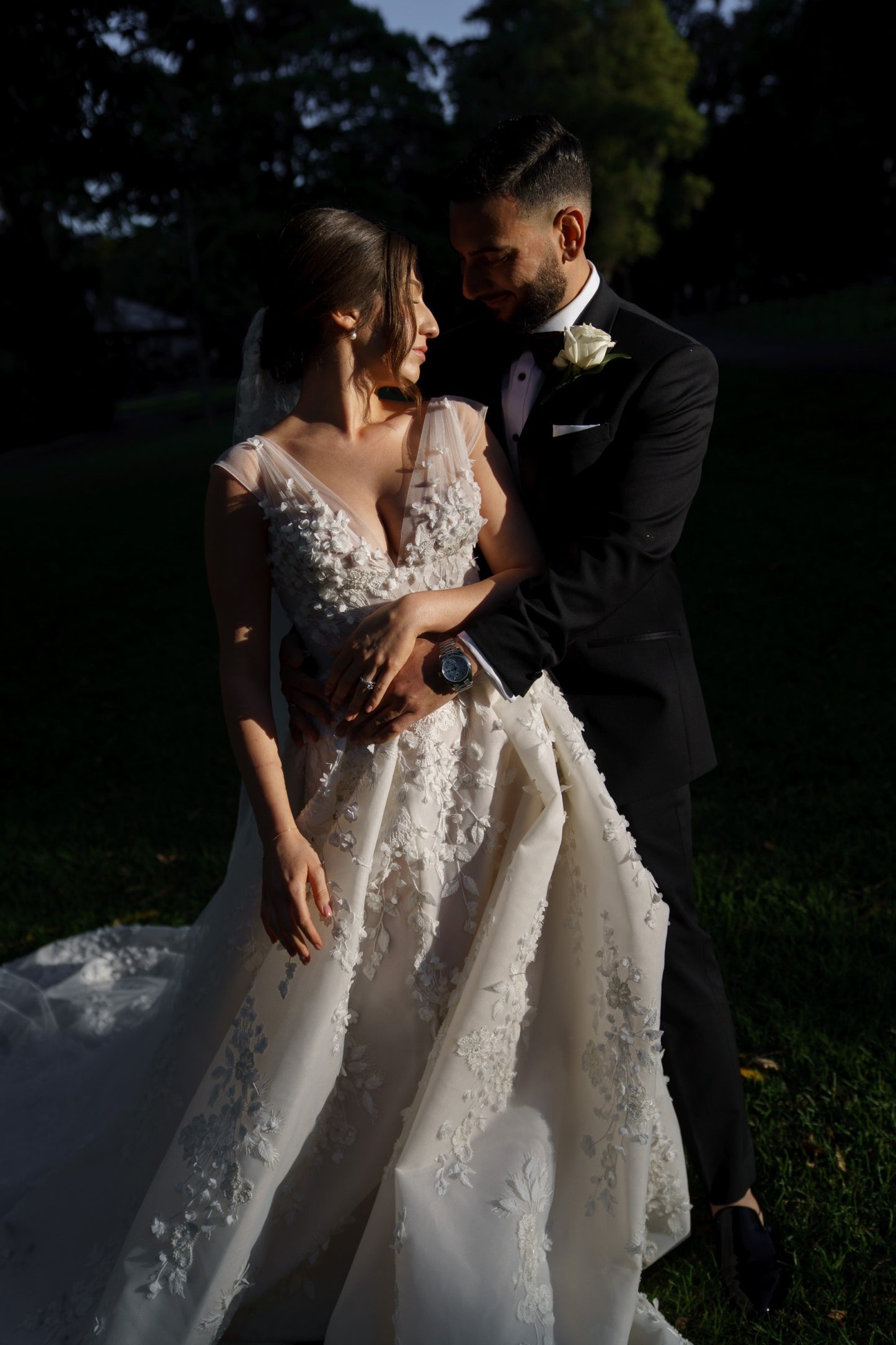 C2023-VS85 - robe de mariée ajustée sans manches à col en V avec surjupe ornée