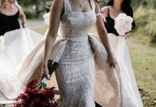 C2023-SD861 - Vestido de novia sin mangas con escote abierto y cola desmontable de pedrería
