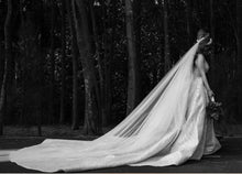 C2023-SD861 - Vestido de novia sin mangas con escote abierto y cola desmontable de pedrería
