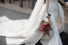 C2023-SD861 - Vestido de novia sin mangas con escote abierto y cola desmontable de pedrería