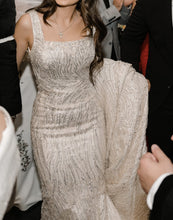 C2023-SD861 - Vestido de novia sin mangas con escote abierto y cola desmontable de pedrería