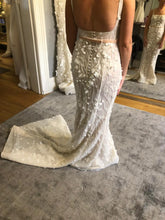 C2023-S650 - Robe de mariée sans manches en dentelle brodée de perles et à encolure dégagée avec surjupe amovible