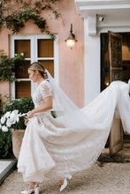 C2024-SSA53 - robes de mariée trapèze à manches courtes avec ligne col en V