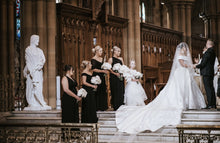 C2024-OS22 - Vestido de novia con hombros descubiertos y cola catedral