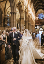 C2024-OS22 - Vestido de novia con hombros descubiertos y cola catedral