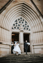 C2024-OS22 - Vestido de novia con hombros descubiertos y cola catedral