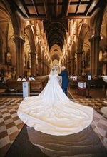 C2024-OS22 - Vestido de novia con hombros descubiertos y cola catedral