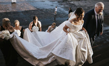C2024-OS22 - Vestido de novia con hombros descubiertos y cola catedral