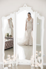 C2024-SV40F - vestido de novia entallado sin mangas con escote en pico