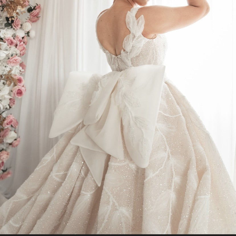C2024-BG286 - Robe de mariée robe de bal sans manches avec traîne cathédrale et ligne de buste ouverte
