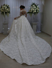 C2024-LS66T - robe de mariée traditionnelle en dentelle à manches longues et décolleté illusion