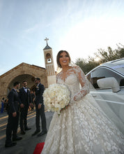 C2024-LS66T - robe de mariée traditionnelle en dentelle à manches longues et décolleté illusion