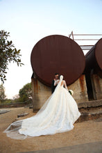 C2024-LS66T - robe de mariée traditionnelle en dentelle à manches longues et décolleté illusion
