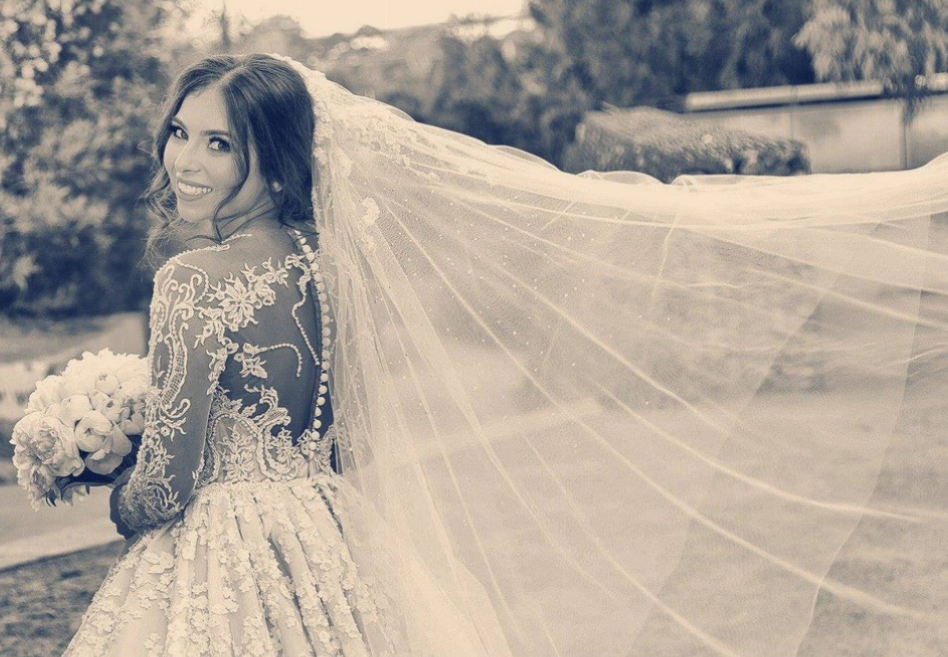 C2024-LS66T - robe de mariée traditionnelle en dentelle à manches longues et décolleté illusion