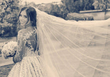 C2024-LS66T - robe de mariée traditionnelle en dentelle à manches longues et décolleté illusion