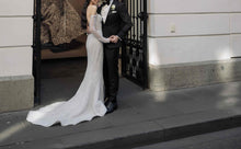 C2024-LS58B - vestido de novia con hombros descubiertos y pedrería y mangas largas desmontables