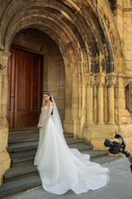 C2024-LS58B - vestido de novia con hombros descubiertos y pedrería y mangas largas desmontables