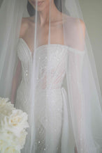 C2024-LS58B - vestido de novia con hombros descubiertos y pedrería y mangas largas desmontables