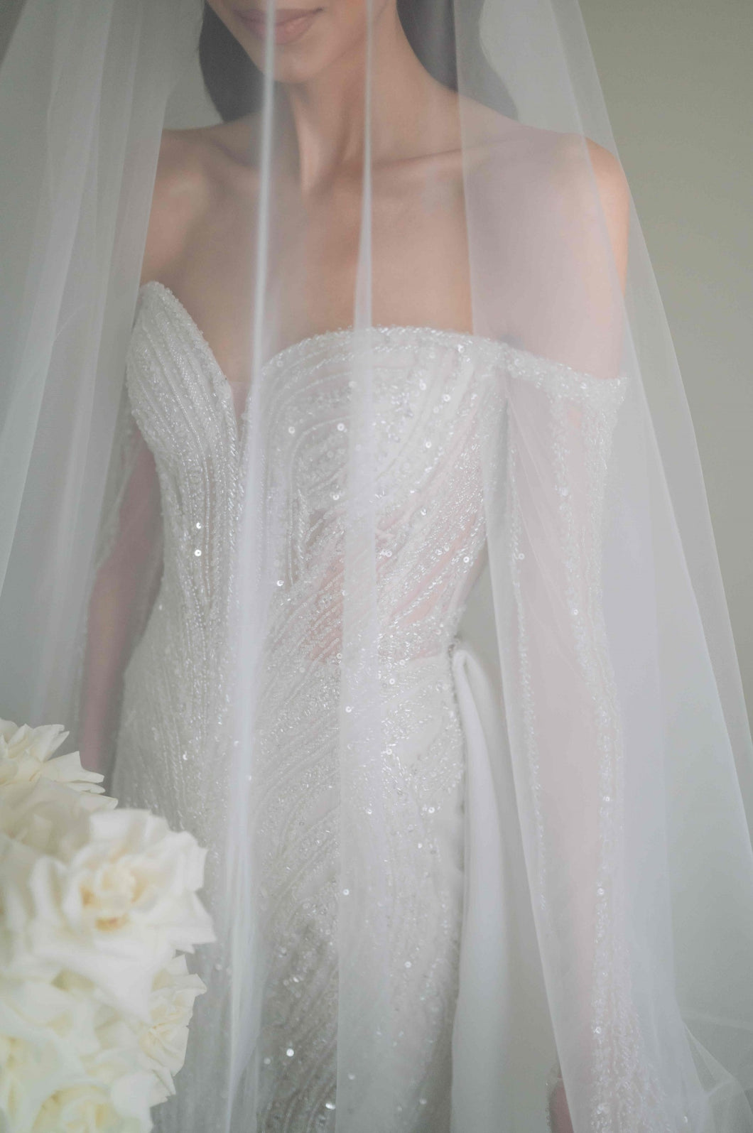 C2024-LS58B - vestido de novia con hombros descubiertos y pedrería y mangas largas desmontables