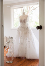 C2024-LS77B - vestido de novia con pedrería de cristal, manga larga transparente y escote ilusión