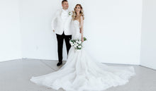 C2024-FF228 - vestido de novia de encaje con pedrería, sin tirantes, ajustado a vuelo y corpiño tipo corsé