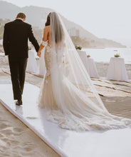 C2024-SS63F - Vestido de novia de encaje con pedrería y hombros descubiertos y corpiño tipo corsé