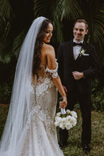 C2024-SS63F - Vestido de novia de encaje con pedrería y hombros descubiertos y corpiño tipo corsé